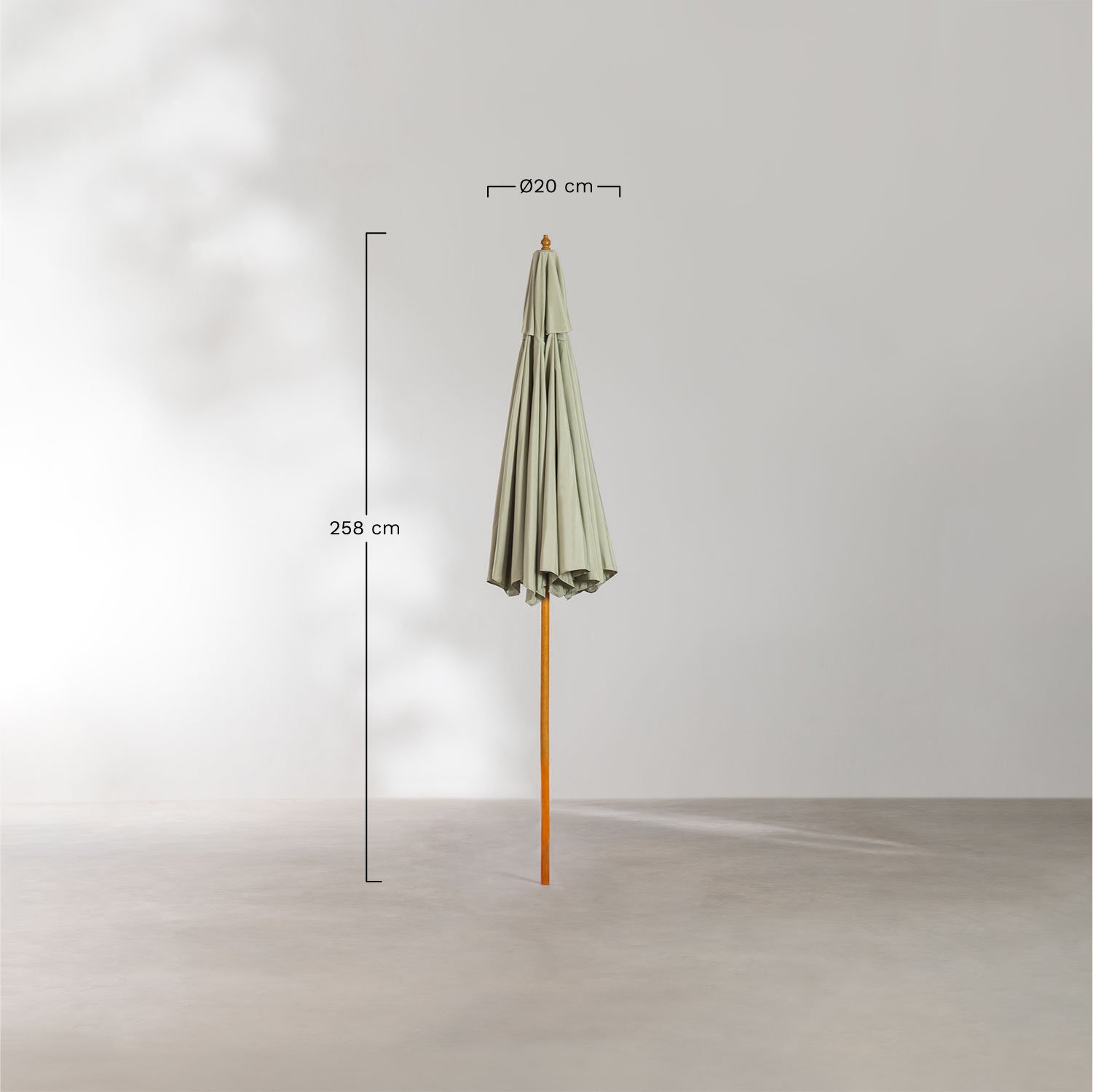 Parasol Ø290 cm z tkaniny i drewna Cretas, rozmiary