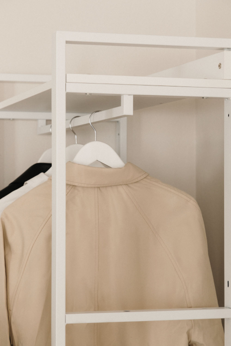 Stalowy wieszak na ubrania do szafy modułowej Ariaster - Biała