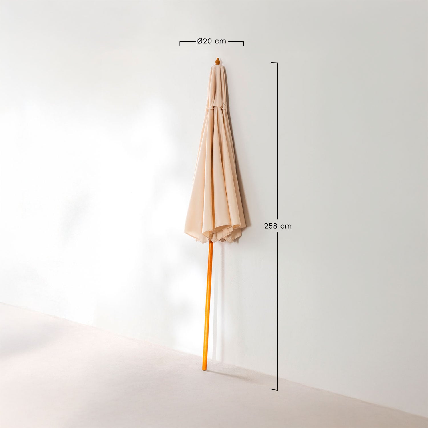 Parasol Ø290 cm z tkaniny i drewna Cretas, rozmiary