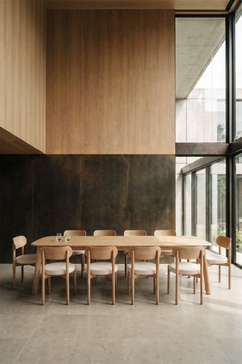 Zestaw rozkładany stół 220-320x95 cm z drewna dębowego Treveris i 10 krzeseł z drewna dębowego i szynili Bianca