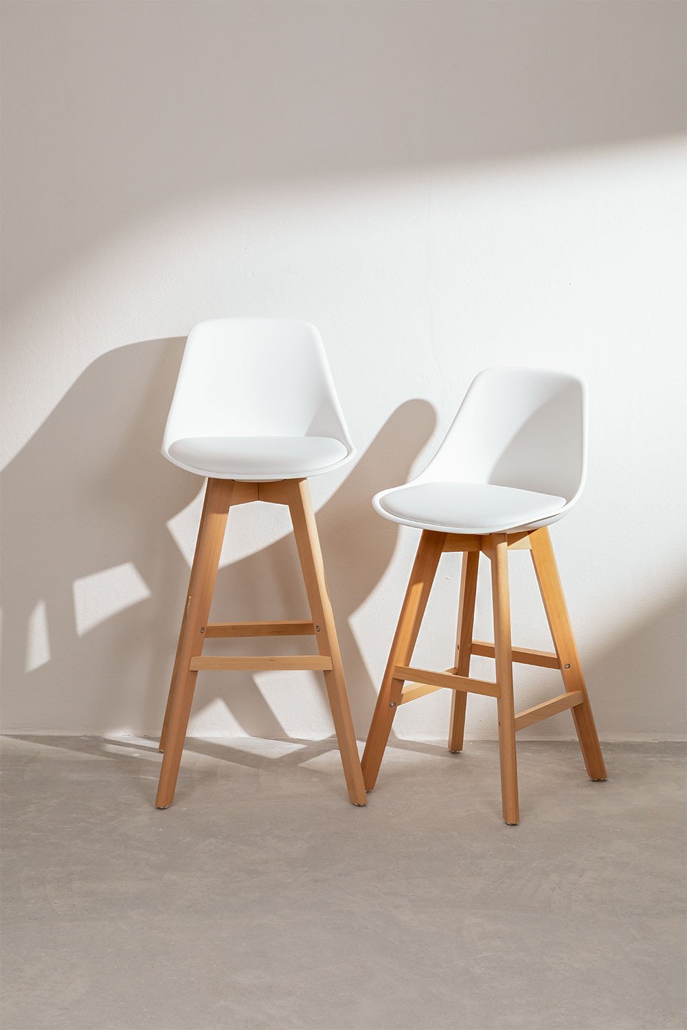 Taboret wysoki 65 cm z drewna bukowego, polipropylenu i białej ekoskóry Nordic Edition, obrazek w galerii 7