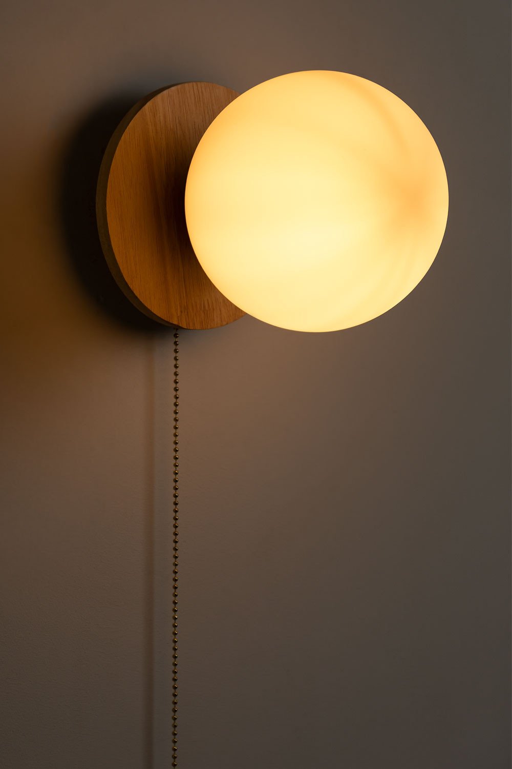 Lampa ścienna z drewna dębowego ze szklaną kulą Kamp, obrazek w galerii 3