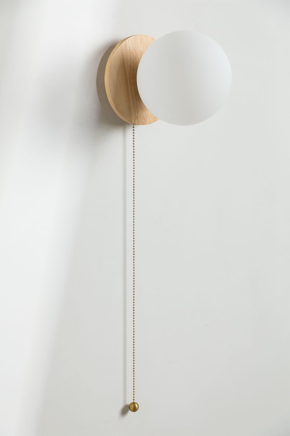 Lampa ścienna z drewna dębowego ze szklaną kulą Kamp, obrazek w galerii 5