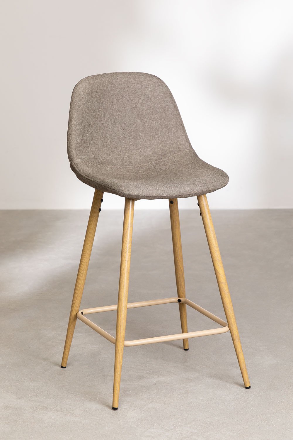 Taboret wysoki 65 cm z szarej taupe tkaniny i nogami o naturalnym wykończeniu drewna Glamm, obrazek w galerii 2