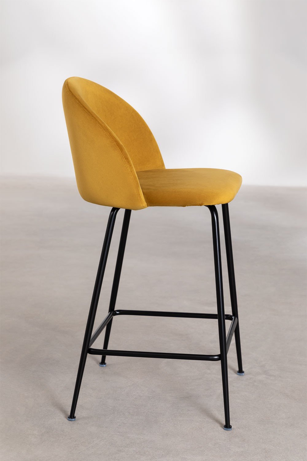 Taboret wysoki 65 cm z musztardowego aksamitu i czarnymi nogami Kana Design, obrazek w galerii 3