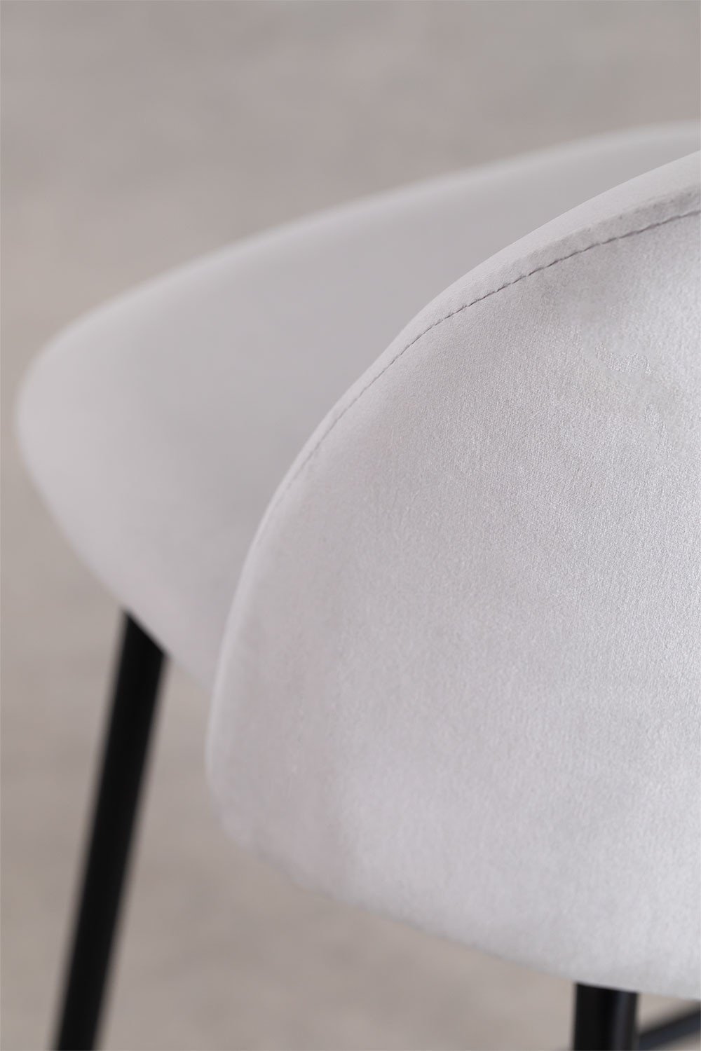 Taboret wysoki 75 cm z szarego perła aksamitu i czarnymi nogami Kana Design, obrazek w galerii 6