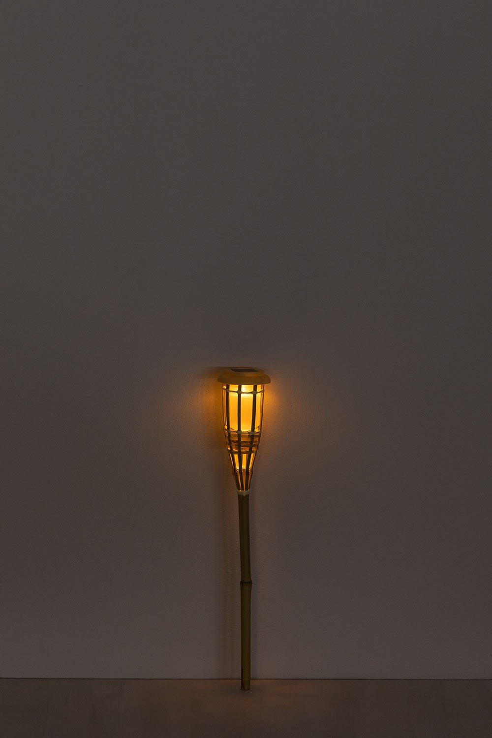 Antorcha LED solarna do użytku zewnętrznego z bambusa Tasya, obrazek w galerii 3