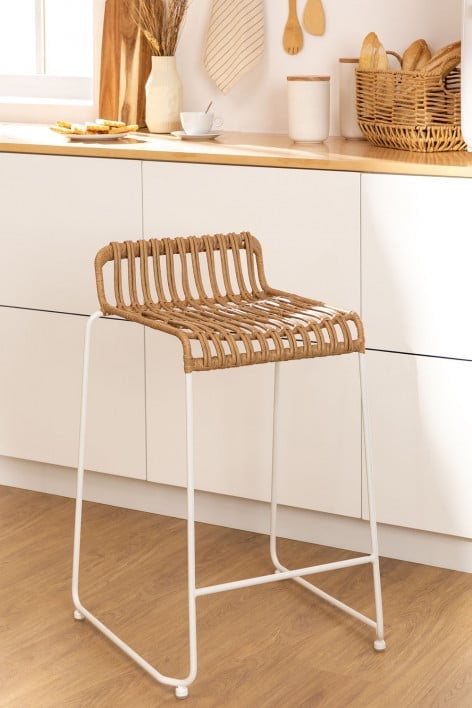 Taboret wysoki 65 cm z rattanu i białymi nogami Aroa
