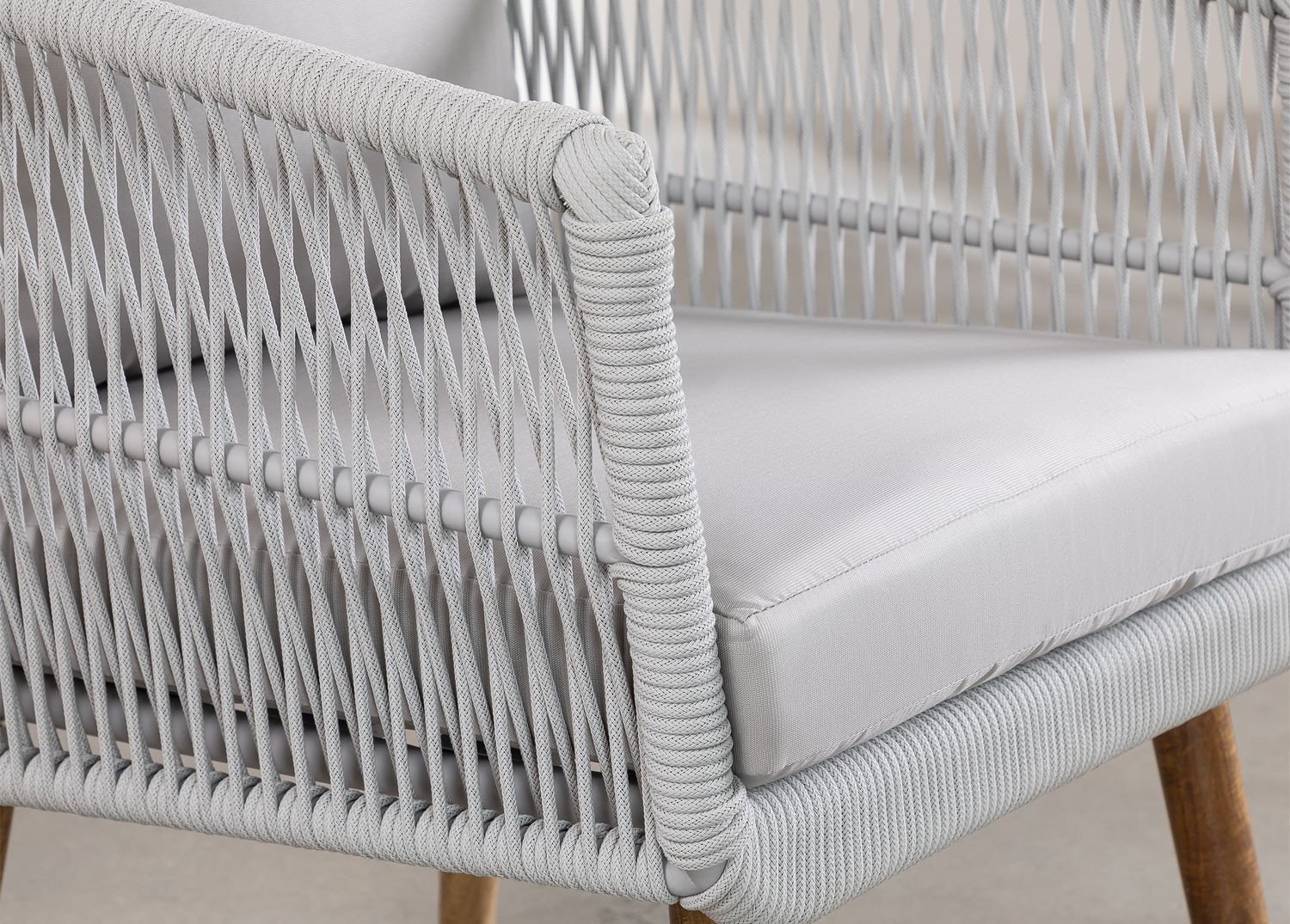 Zestaw ogrodowy z 2-osobową sofą i 2 fotelami z drewna akacjowego i plecionej liny Barker Style, obrazek w galerii 12