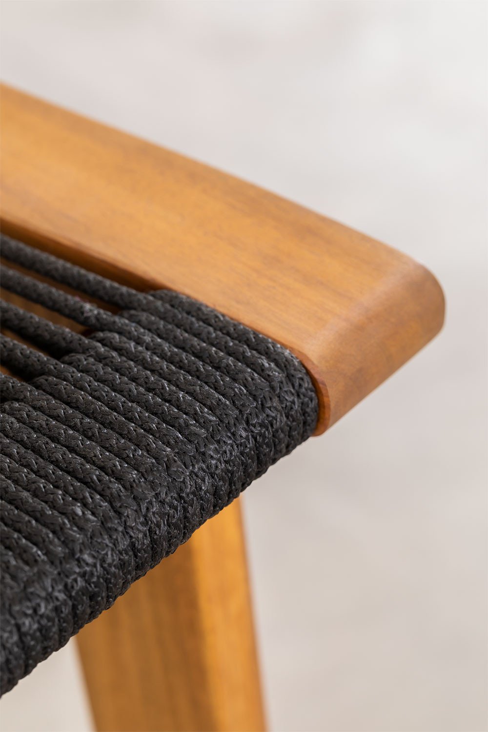 Taboret wysoki 65 cm z drewna akacjowego i czarnym plecionym sznurkiem Tenay, obrazek w galerii 5