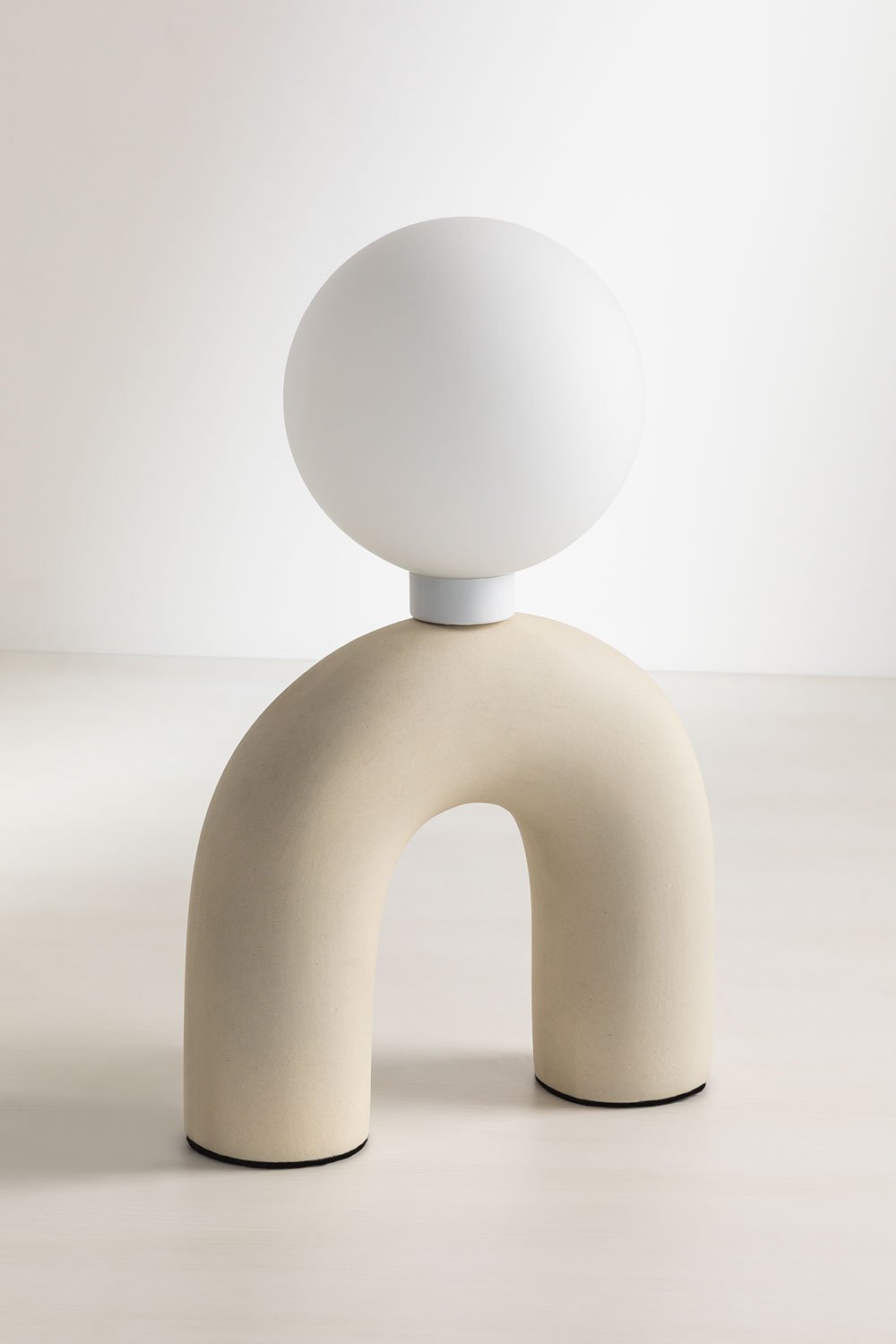 Ceramiczna lampa stołowa ze szklaną kulą Galva, obrazek w galerii 4