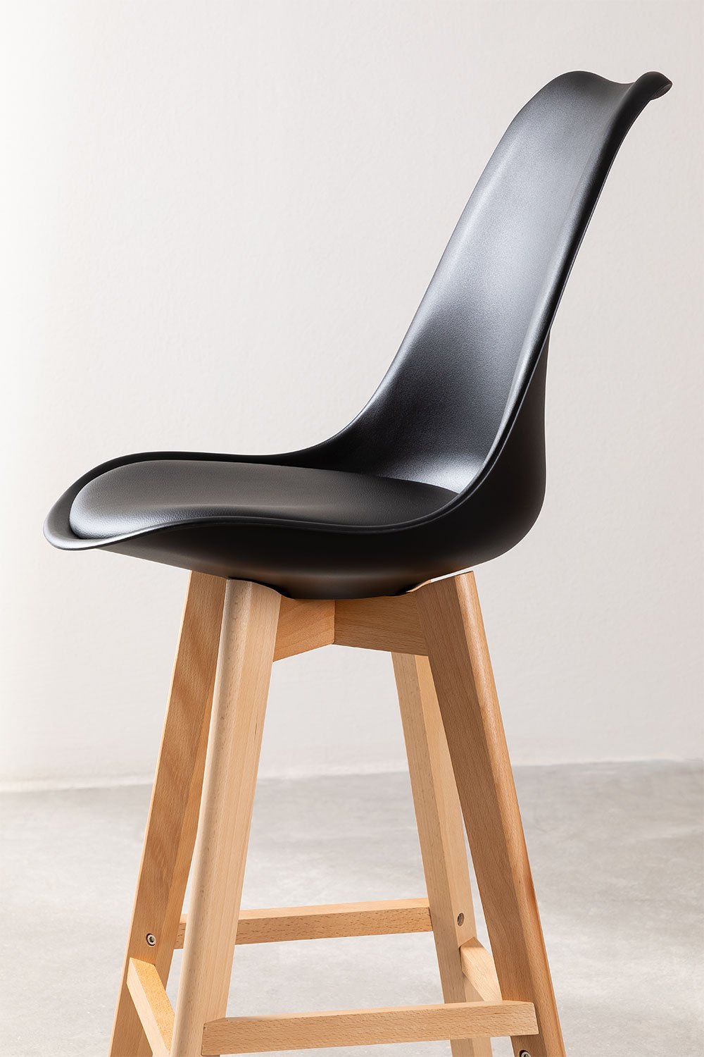 Zestaw 2 taboretów wysokich 65 cm z poduszką z czarnej ekoskóry Nordic, obrazek w galerii 3