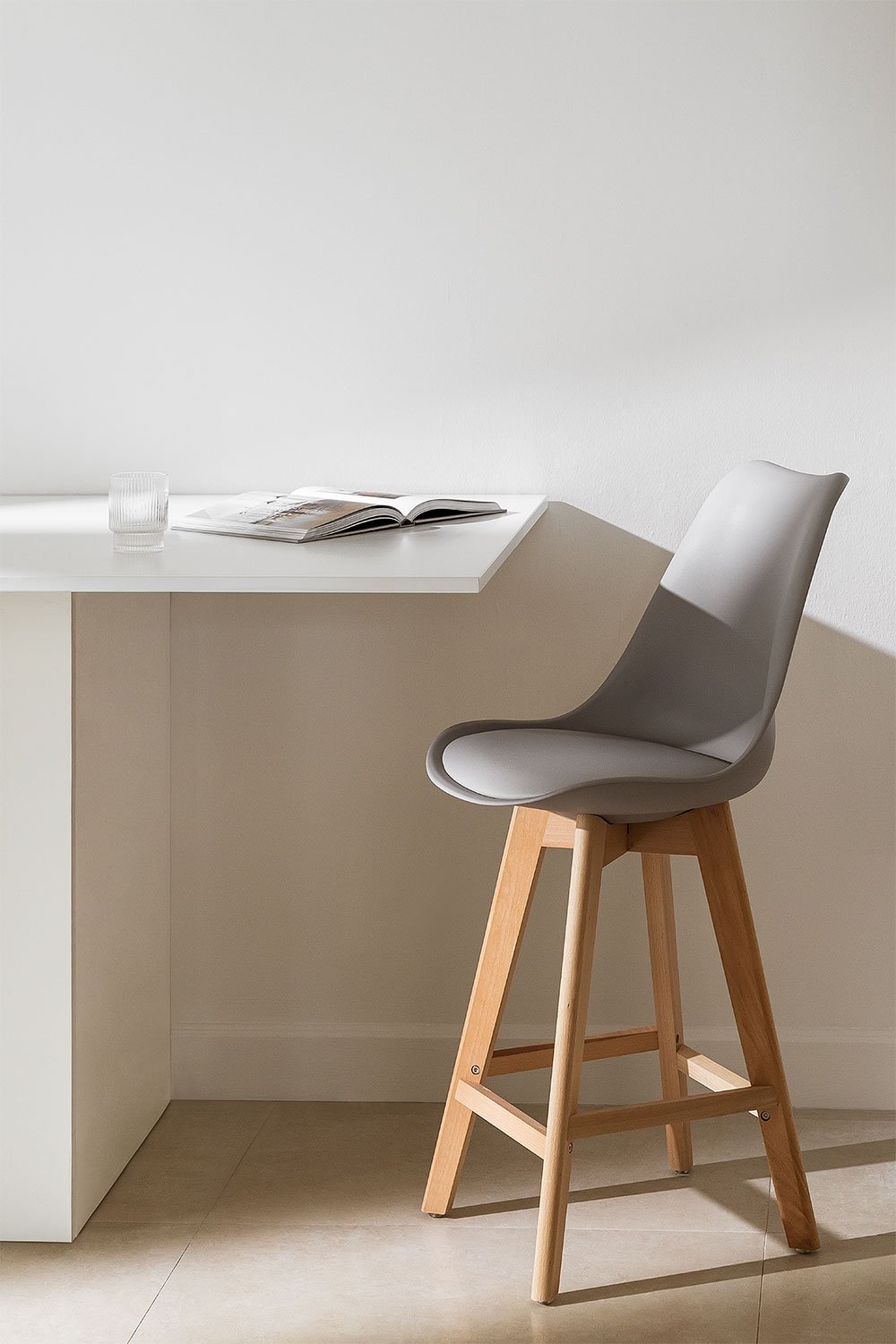 Zestaw 2 taboretów wysokich 75 cm z poduszką z szarej taupe ekoskóry Nordic, obrazek w galerii 1