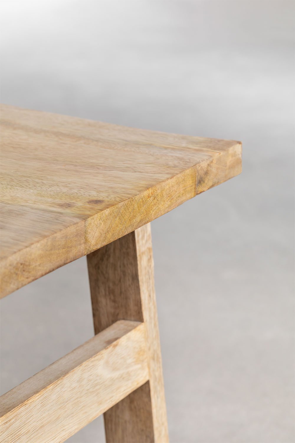 Taboret niski z drewna mango i białymi nogami Pid, obrazek w galerii 3