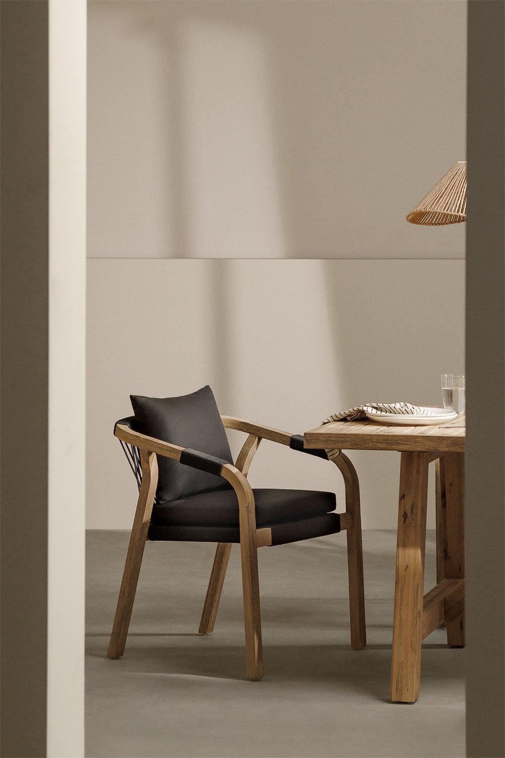 Zestaw 4 krzeseł do jadalni z podłokietnikami z drewna akacjowego Dubai , obrazek w galerii 1