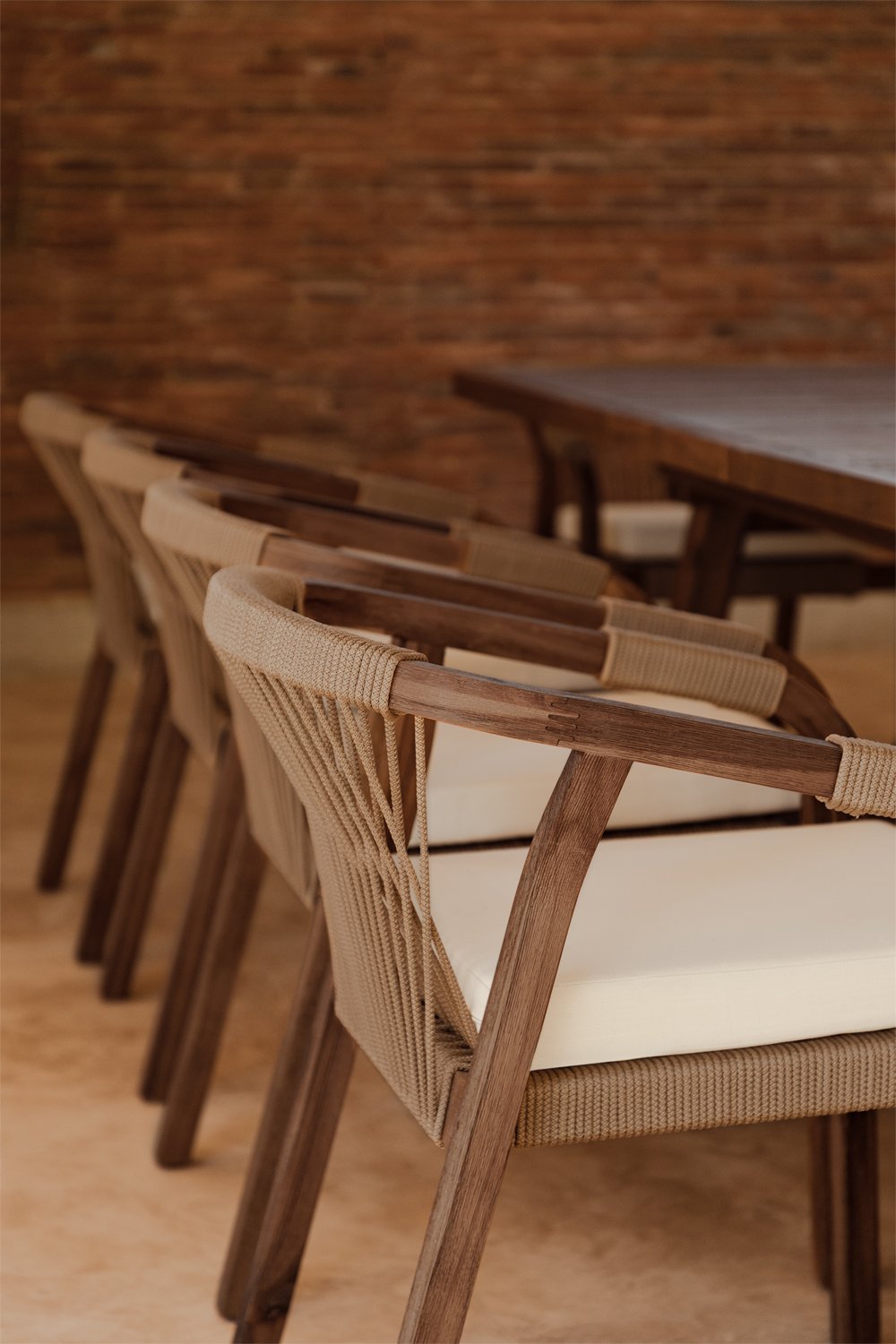 Krzesło do jadalni z podłokietnikami z drewna akacjowego Dubai, obrazek w galerii 1