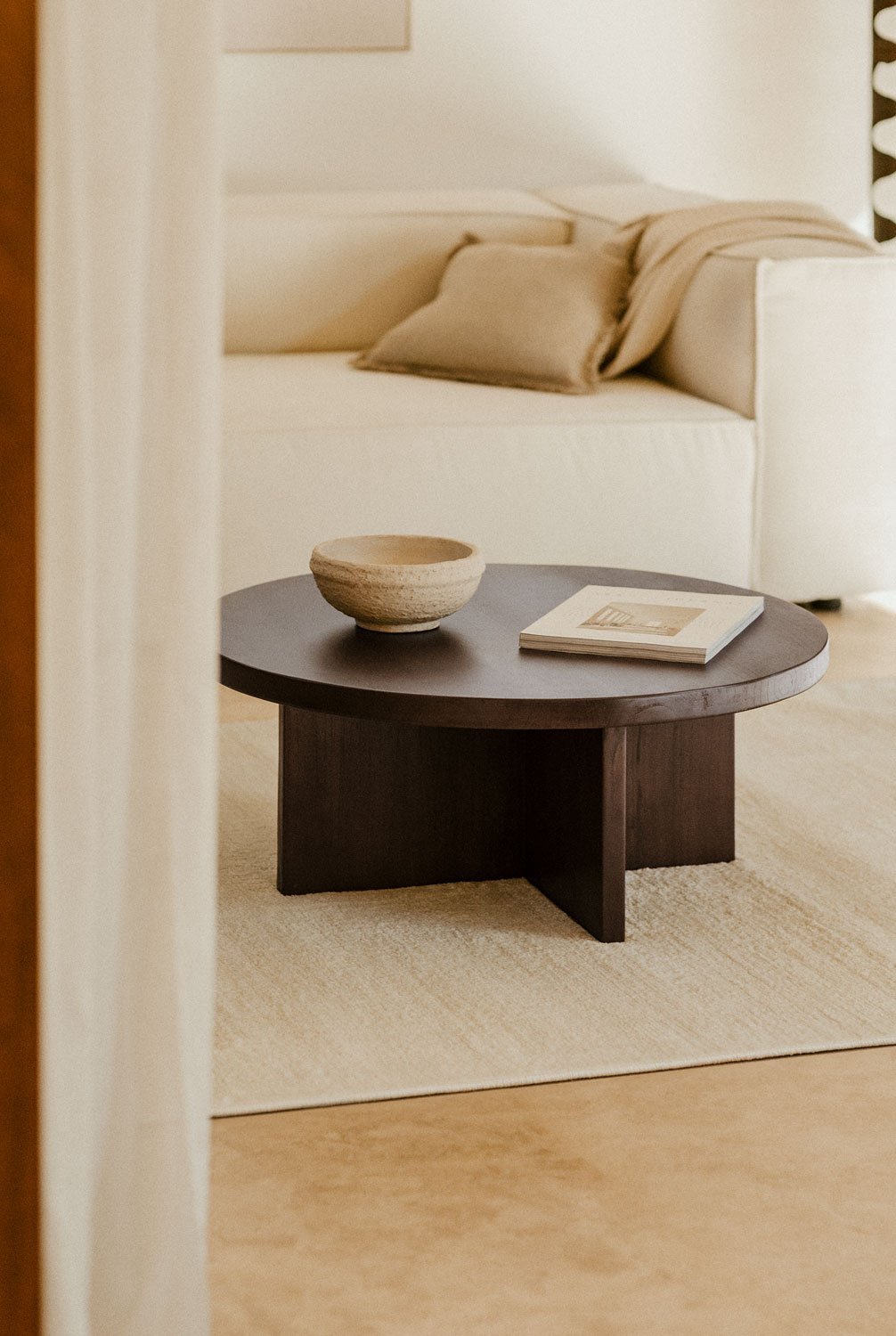 Drewniany stolik kawowy Mindi (średnica 80 cm) Leidam, obrazek w galerii 1