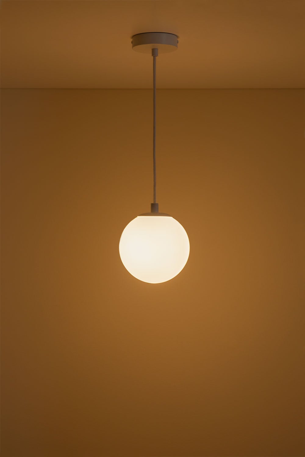 Lampa sufitowa wisząca Ø12 cm z żelaza z kulą ze szkła Uvol, obrazek w galerii 3