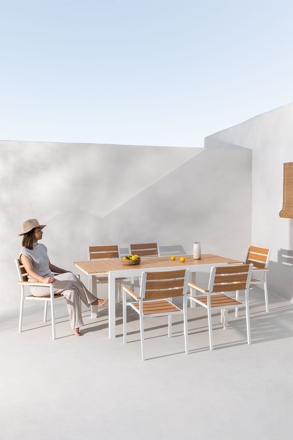 Rozkładany prostokątny stół aluminiowy (150-197x90 cm) i 6 sztaplowanych krzeseł ogrodowych z podłokietnikami Saura, obrazek w galerii 1