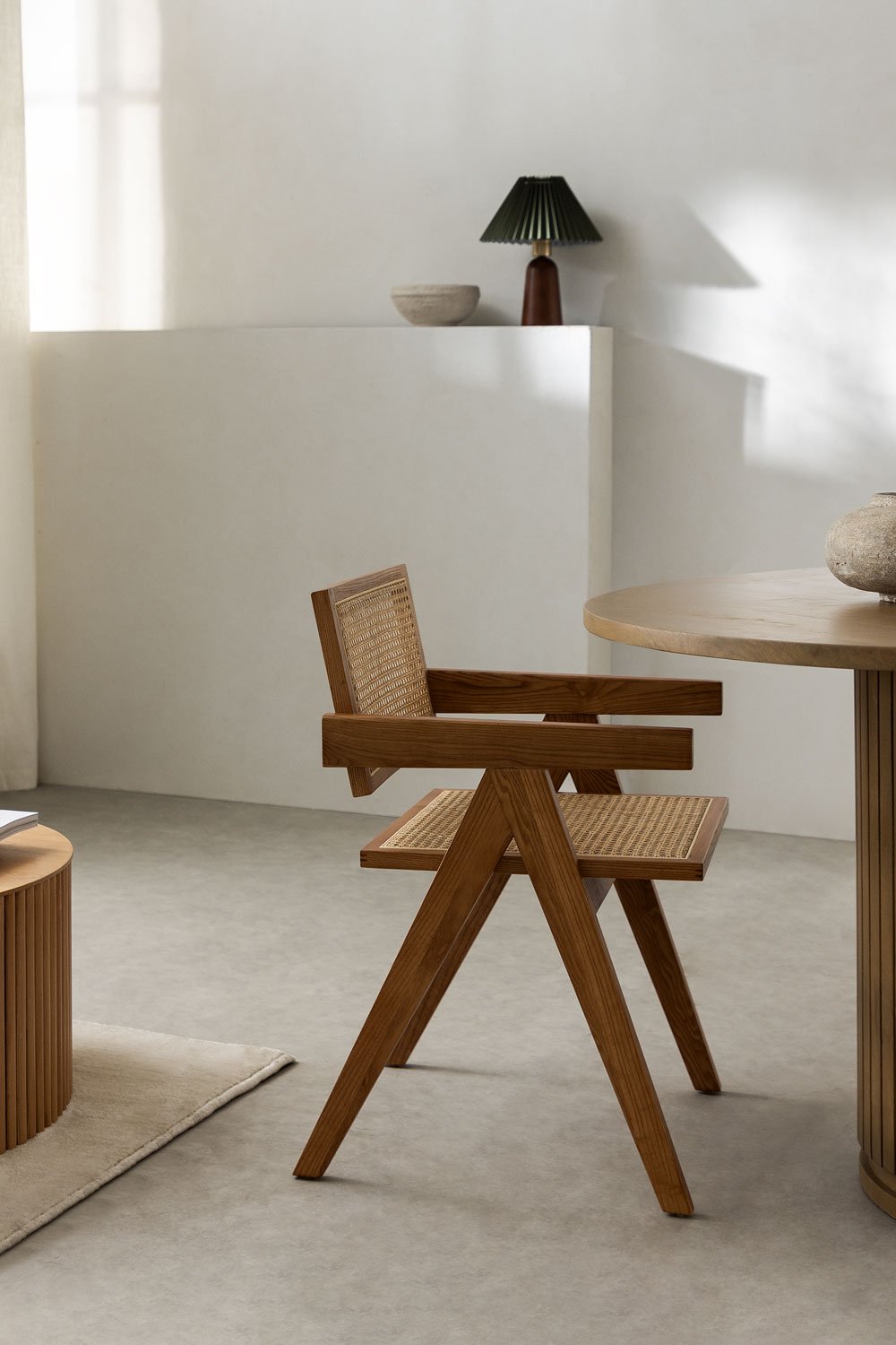 Krzesło do jadalni z podłokietnikami z drewna jesionowego i rattanu w stylu Lali, obrazek w galerii 1