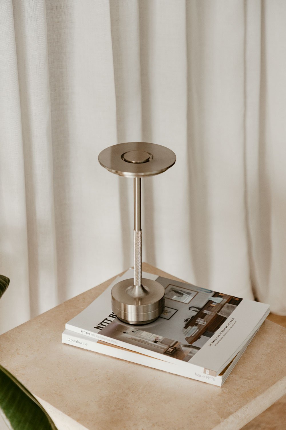 Bezprzewodowa lampa stołowa LED Rivkin, obrazek w galerii 1