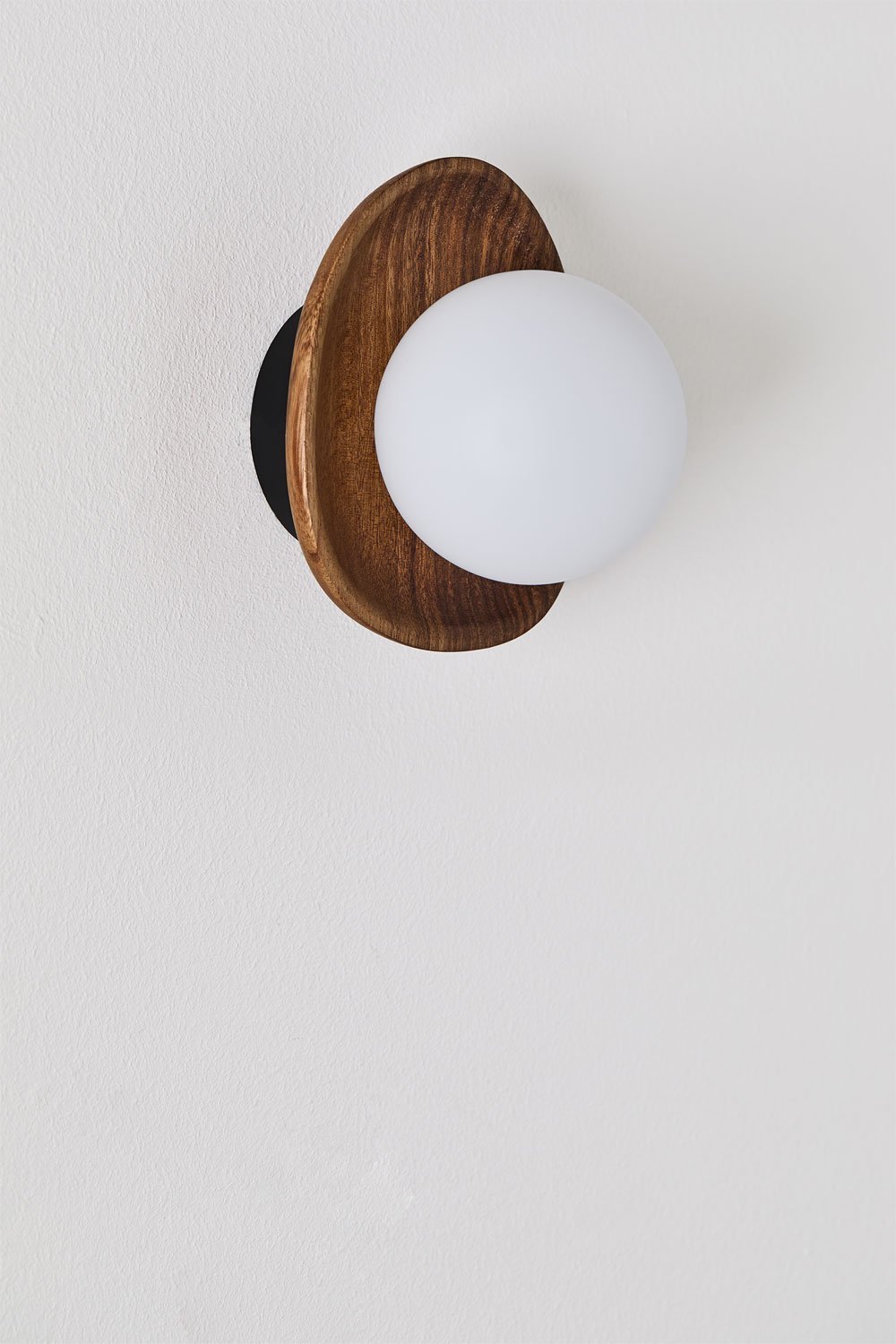 Kinkiet z drewna akacjowego Freidy, obrazek w galerii 2