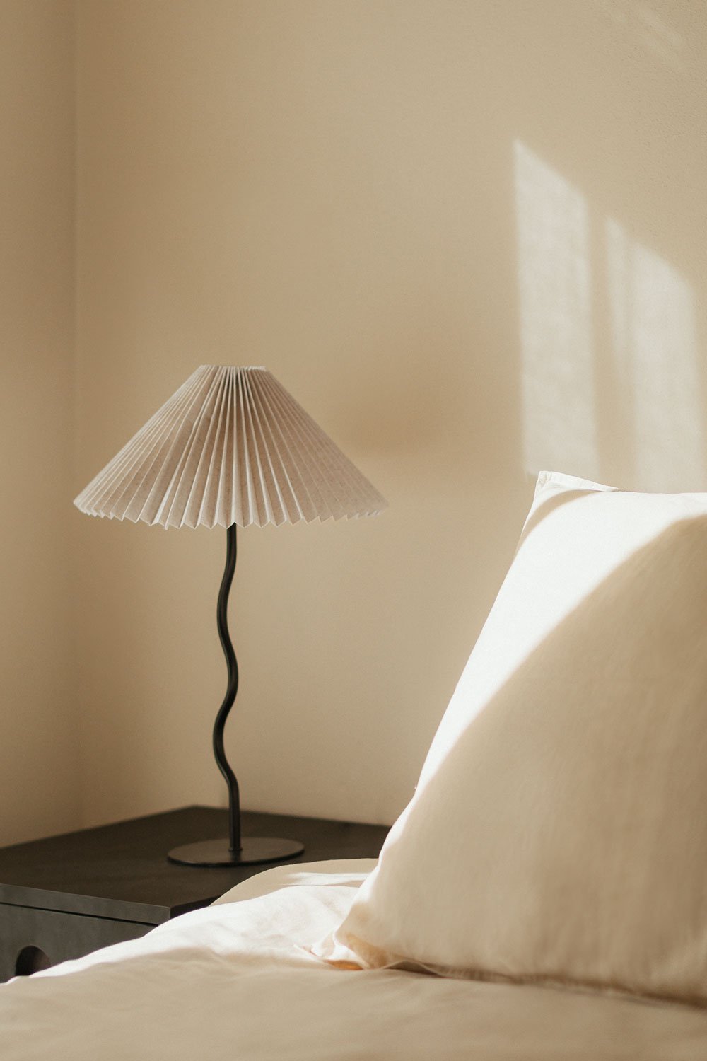 Żelazna lampa stołowa Siliema, obrazek w galerii 1