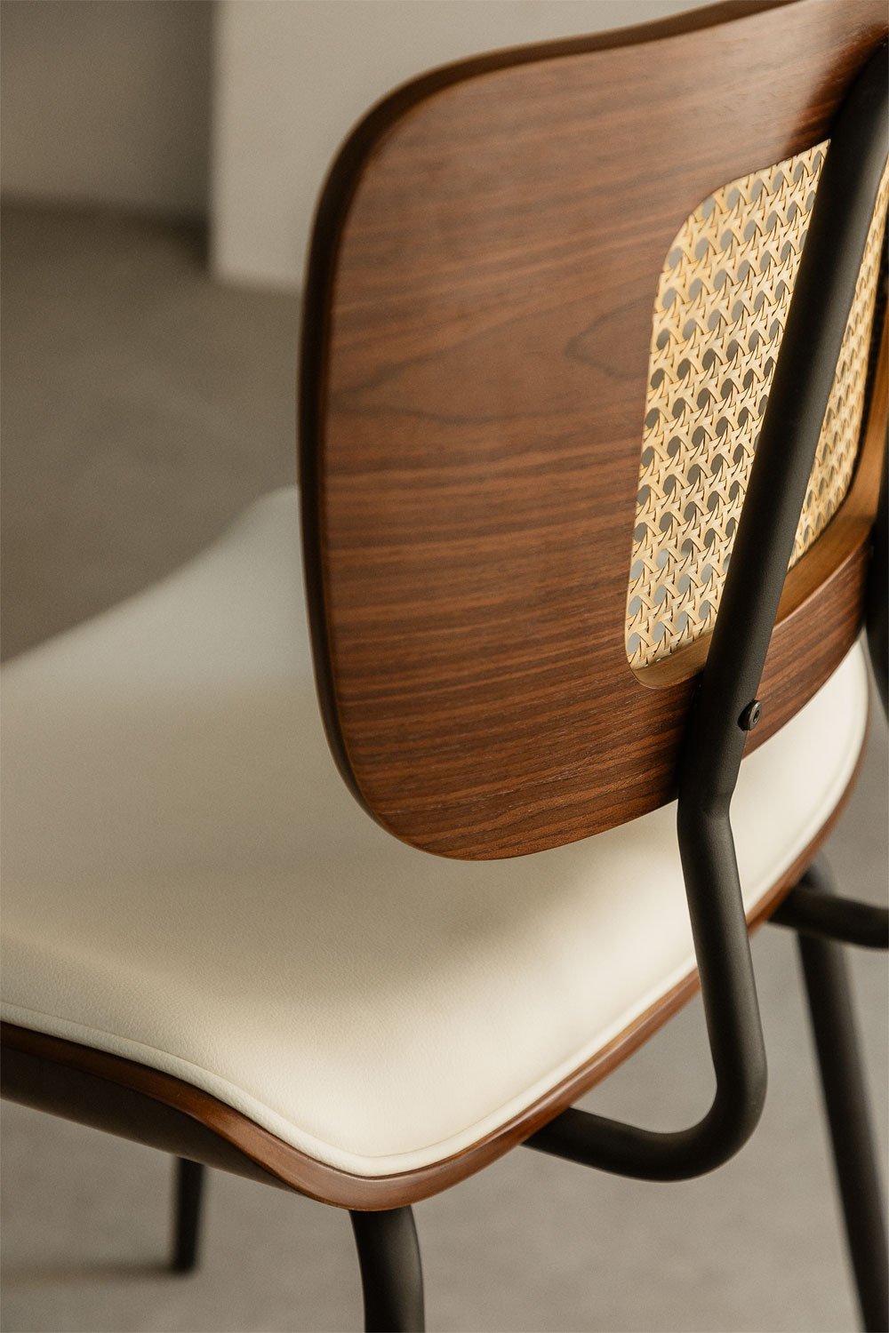 Krzesło do jadalni z drewna, rattanu i skóry ekologicznej Raysa   , obrazek w galerii 2