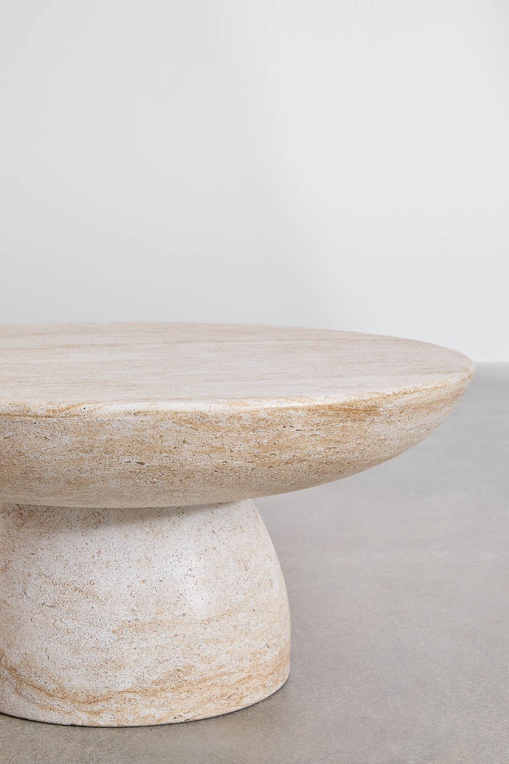 Okrągły stolik kawowy z cementu w wyglądzie trawertynu (Ø70 cm) Velia, obrazek w galerii 2