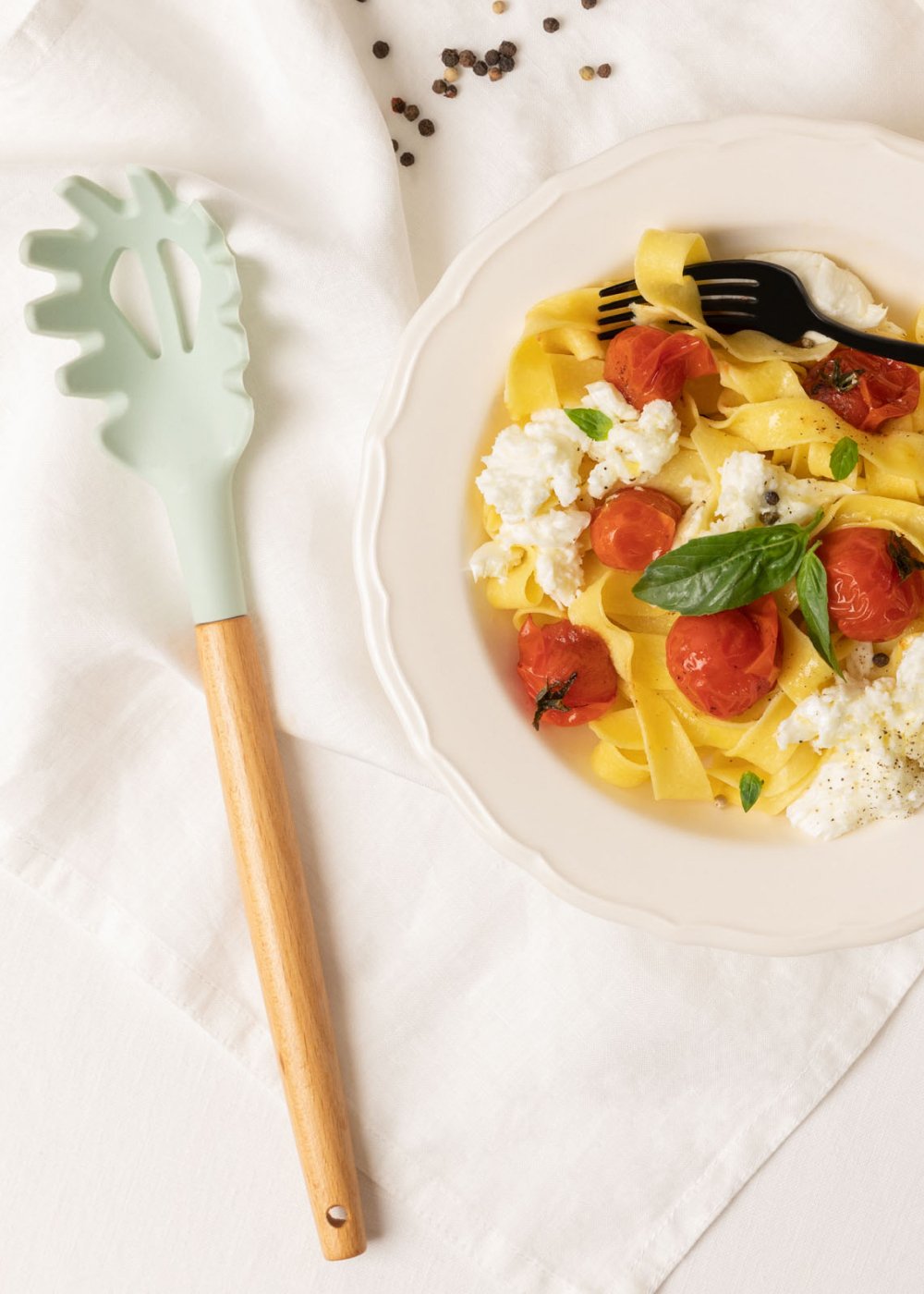 CREATE - KITCHENWARE STUDIO - Zestaw akcesoriów kuchennych wykonanych z silikonu e drewna, obrazek w galerii 3