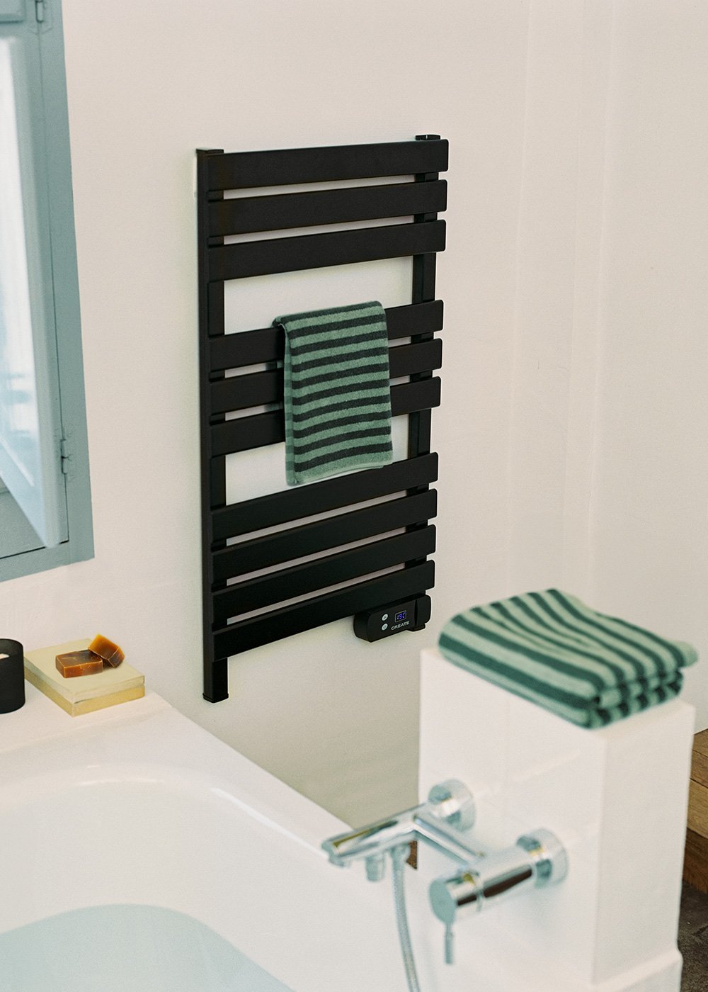 CREATE - WARM TOWEL - Elektryczny wieszak na ręczniki podłogowy lub ścienny 500W, obrazek w galerii 1