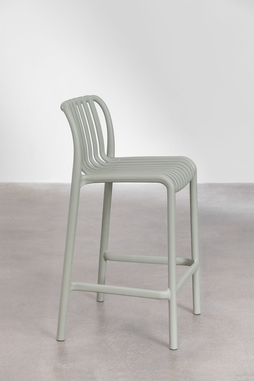 Zestaw 4 taboretów wysokich ogrodowych 65 cm sztaplowane z polipropylenu zielony khaki Wendell, obrazek w galerii 4