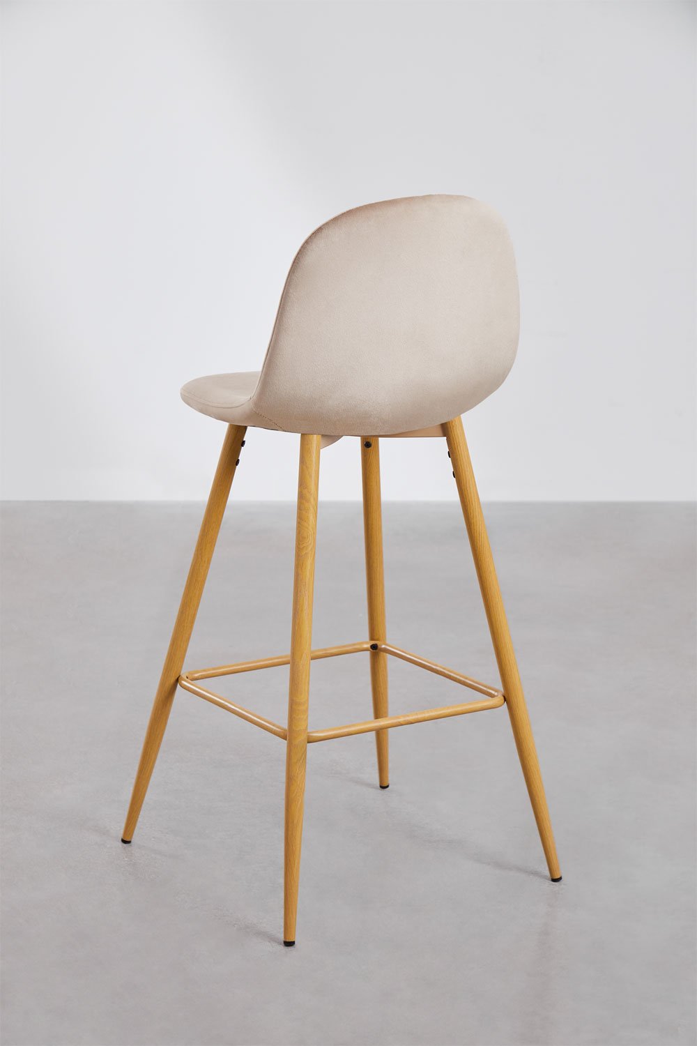 Taboret wysoki 75 cm z brązowego pszenica aksamitu i nogami o naturalnym wykończeniu drewna Glamm, obrazek w galerii 3