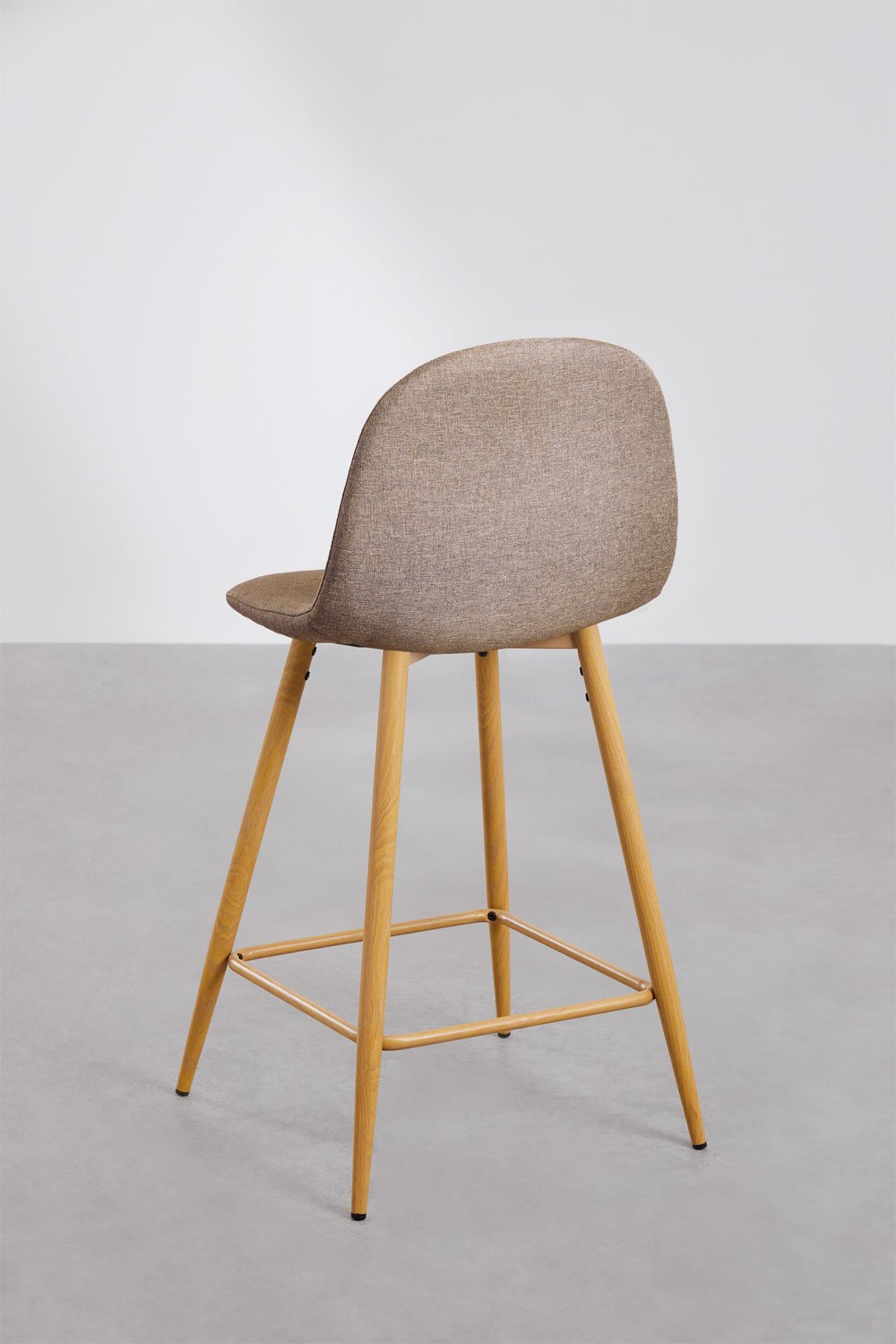 Zestaw 2 taboretów wysokich 65 cm z szarej taupe tkaniny i nogami o naturalnym wykończeniu drewna Glamm, obrazek w galerii 3