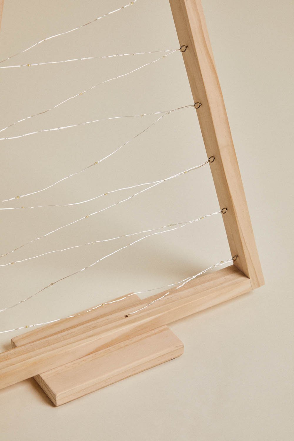 Choinka z drewna sosnowego Elwood z oświetleniem LED, obrazek w galerii 6