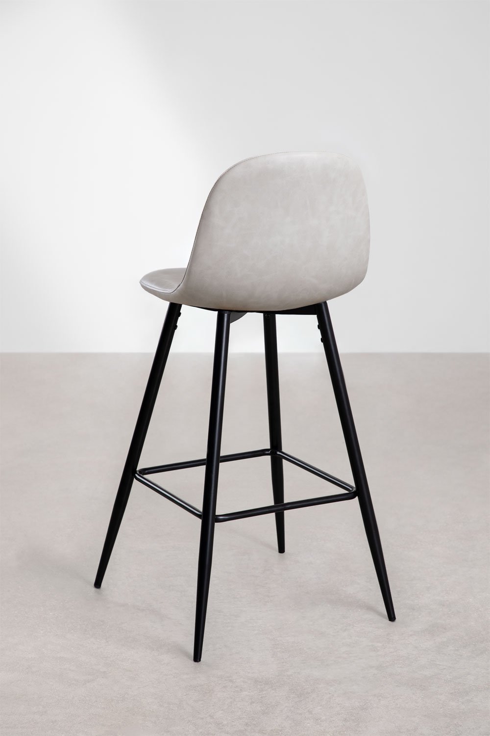 Taboret wysoki 75 cm z jasnoszarej ekoskóry taupe i czarnymi nogami Glamm, obrazek w galerii 3