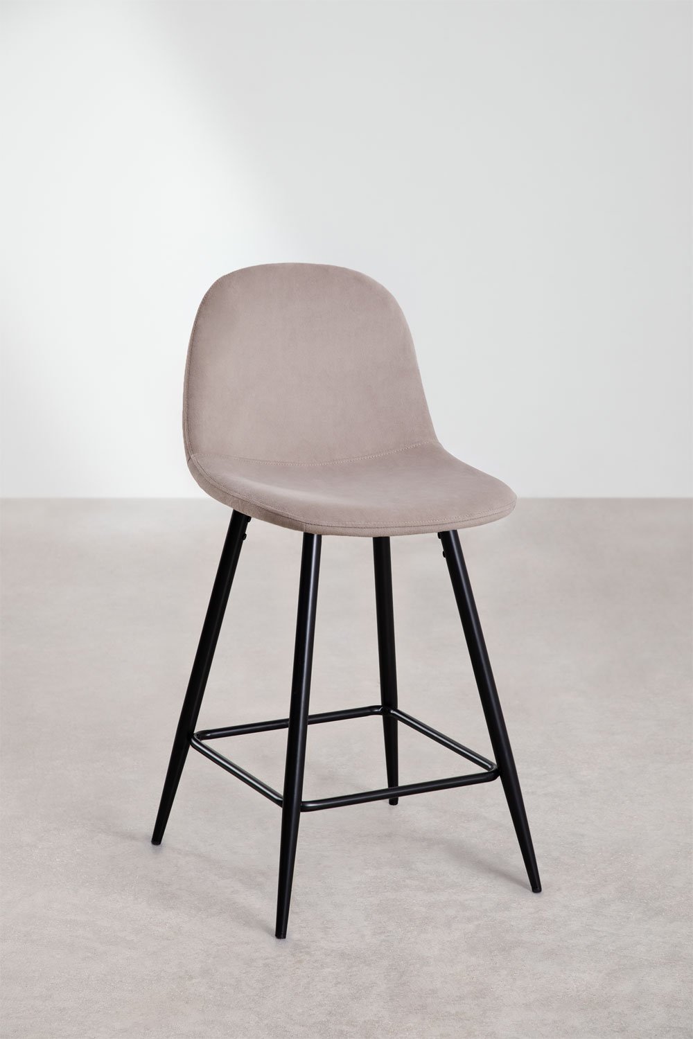 Zestaw 4 taboretów wysokich 65 cm z szarego taupe aksamitu i czarnymi nogami Glamm, obrazek w galerii 1