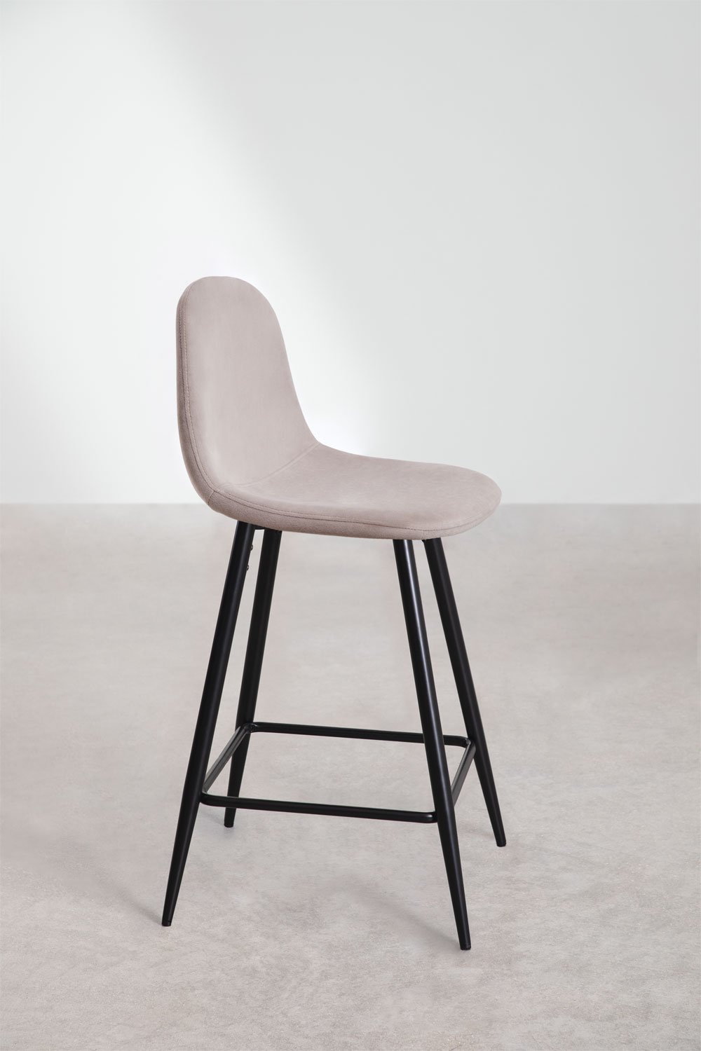 Zestaw 4 taboretów wysokich 65 cm z szarego taupe aksamitu i czarnymi nogami Glamm, obrazek w galerii 2
