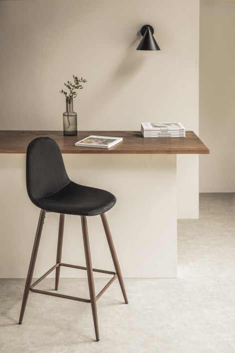 Taboret wysoki 65 cm z czarnego aksamitu i nogami o ciemnym wykończeniu drewna Glamm - Negro