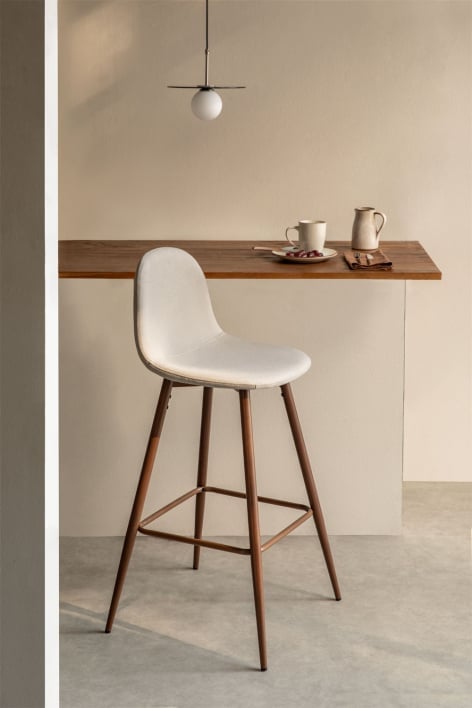 Taboret wysoki 75 cm z kremowej beżowej tkaniny i nogami o ciemnym wykończeniu drewna Glamm