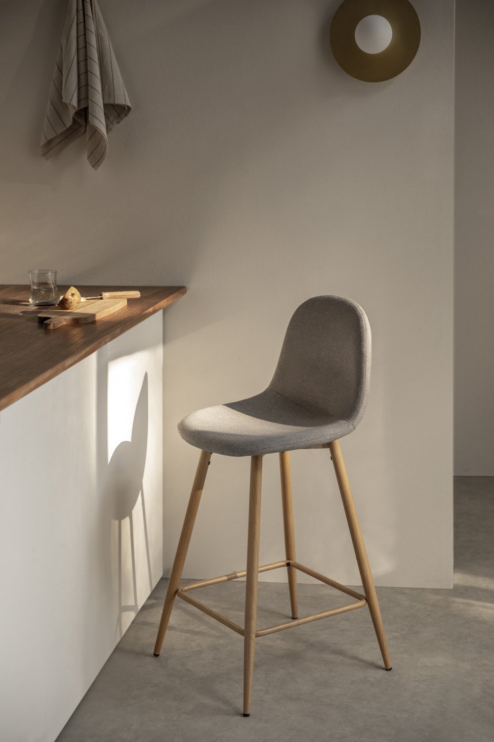 Zestaw 4 taboretów wysokich 65 cm z szarej taupe tkaniny i nogami o naturalnym wykończeniu drewna Glamm, obrazek w galerii 1