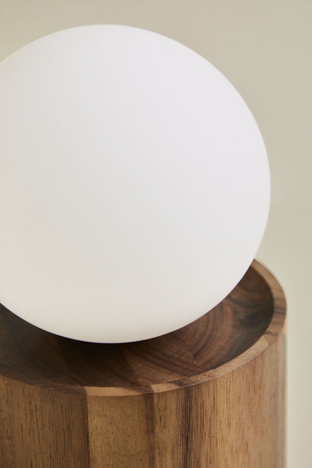 Lampa stołowa z cylindryczną podstawą z drewna akacjowego Freidy, obrazek w galerii 4