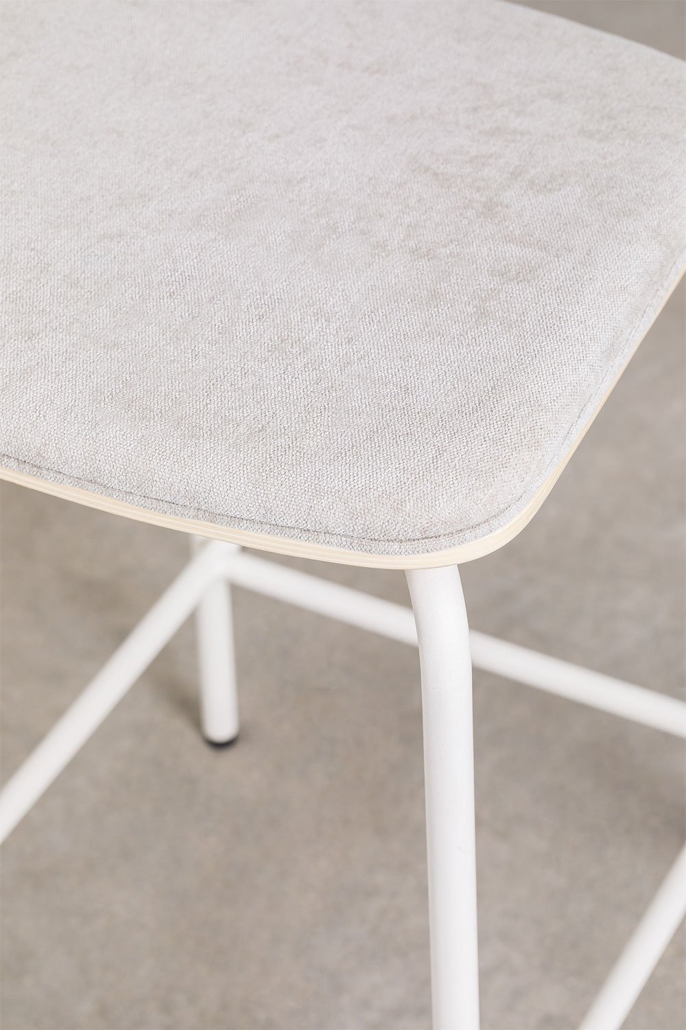 Taboret wysoki 65 cm ze stalowego żelaza o wykończeniu biel gardenia, tkaniny złamana biel i drewna Wilpier, obrazek w galerii 7