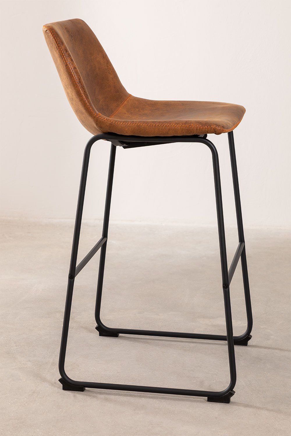 Zestaw 4 taboretów wysokich 60 cm tapicerowane camel vintage ekoskórą Ody Style, obrazek w galerii 3