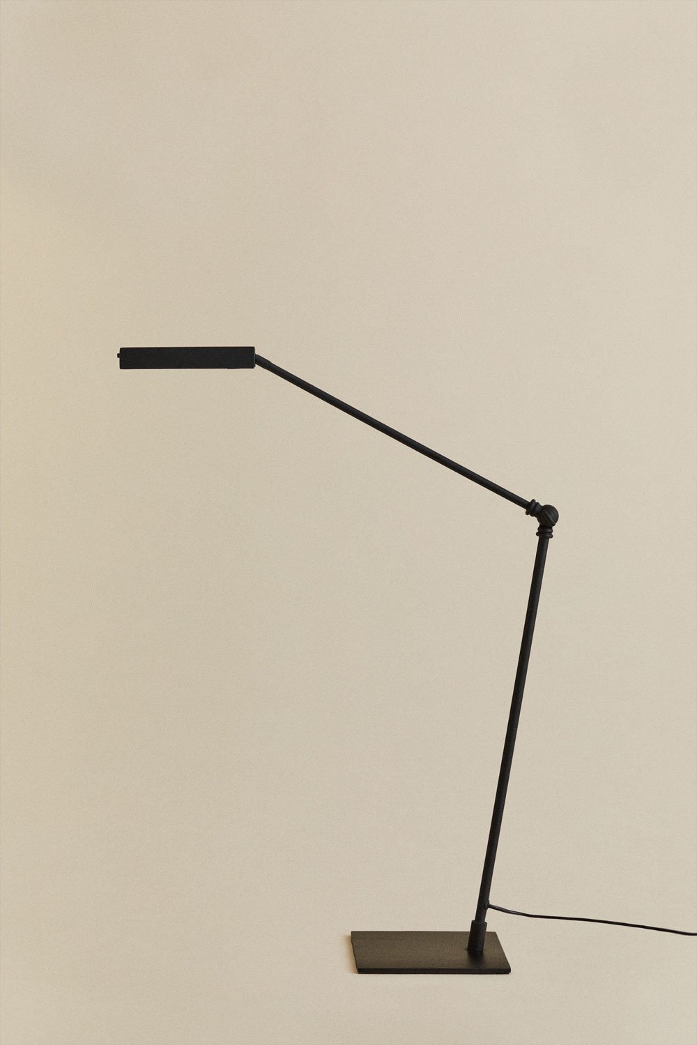 Lampa stołowa LED z żelaza Valtyn, obrazek w galerii 3