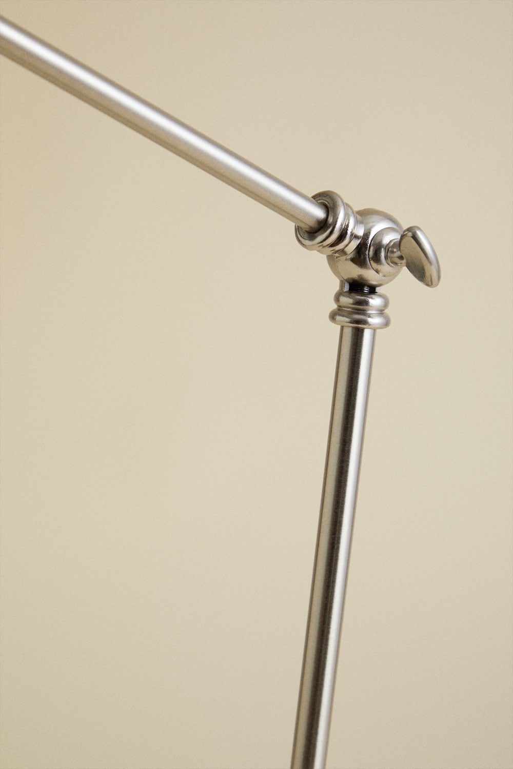 Lampa stołowa LED z żelaza Valtyn, obrazek w galerii 8