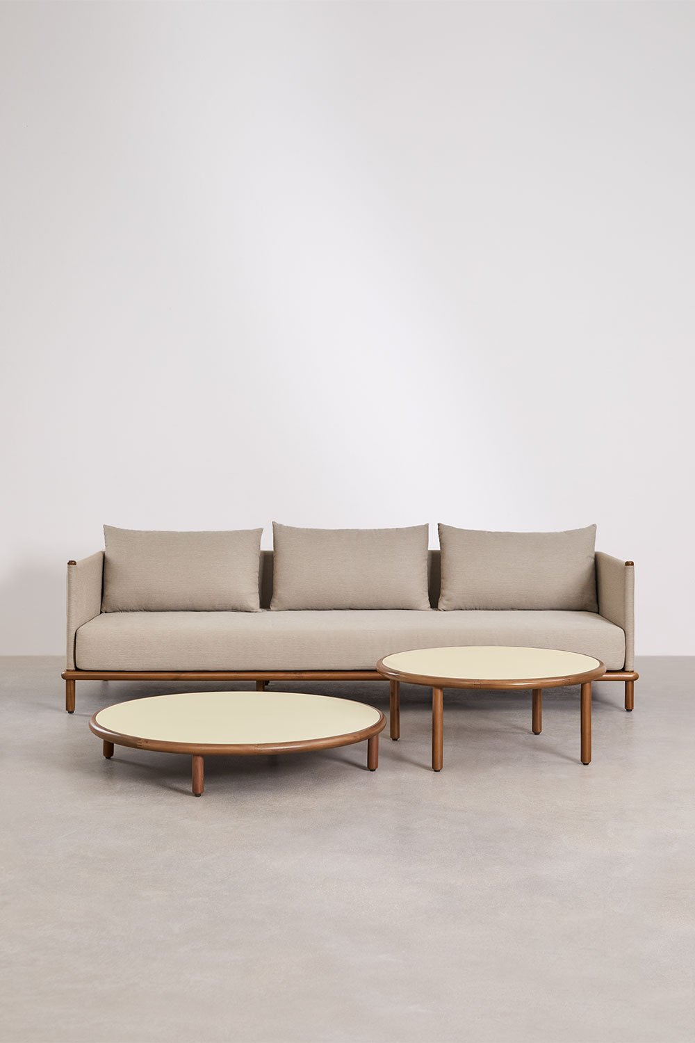 sklum Zestaw wypoczynkowy do salonu z sofą 3-osobową i 2 okrągłymi stolikami kawowymi z drewna akacjowego Olivia