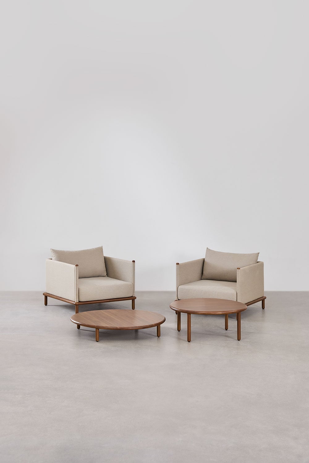 Zestaw do salonu z 2 fotelami i 2 okrągłymi stolikami kawowymi z drewna akacjowego Olivia, obrazek w galerii 1