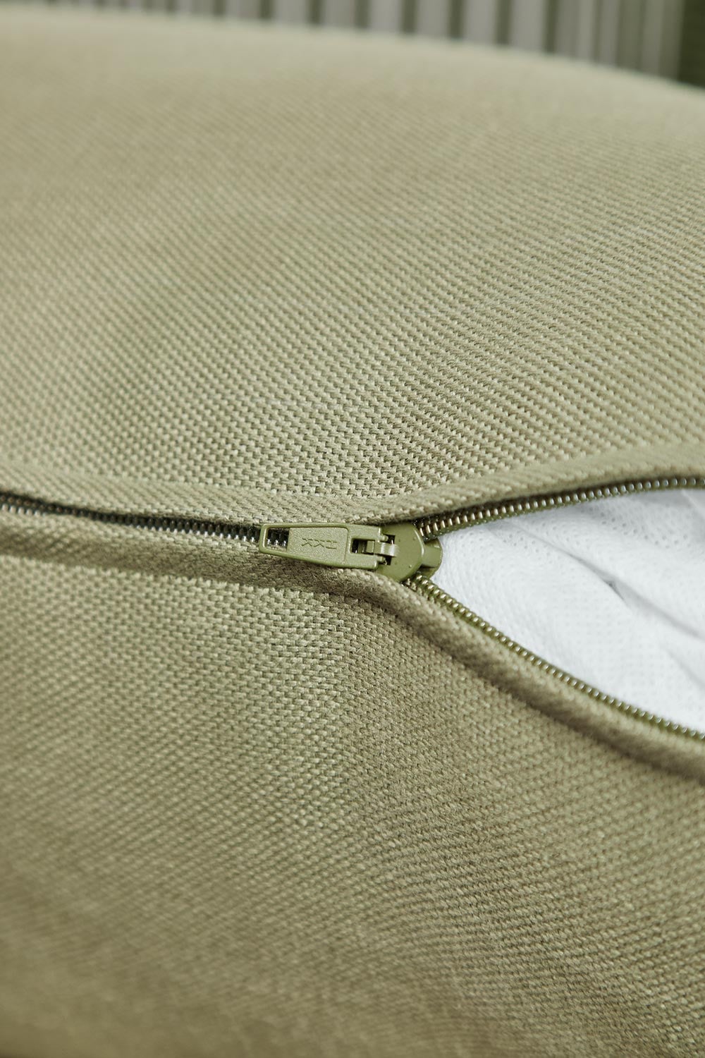 Zestaw ogrodowy z 3-osobową sofą, 2 fotelami i stolikiem kawowym z drewna akacjowego Dubai, obrazek w galerii 9