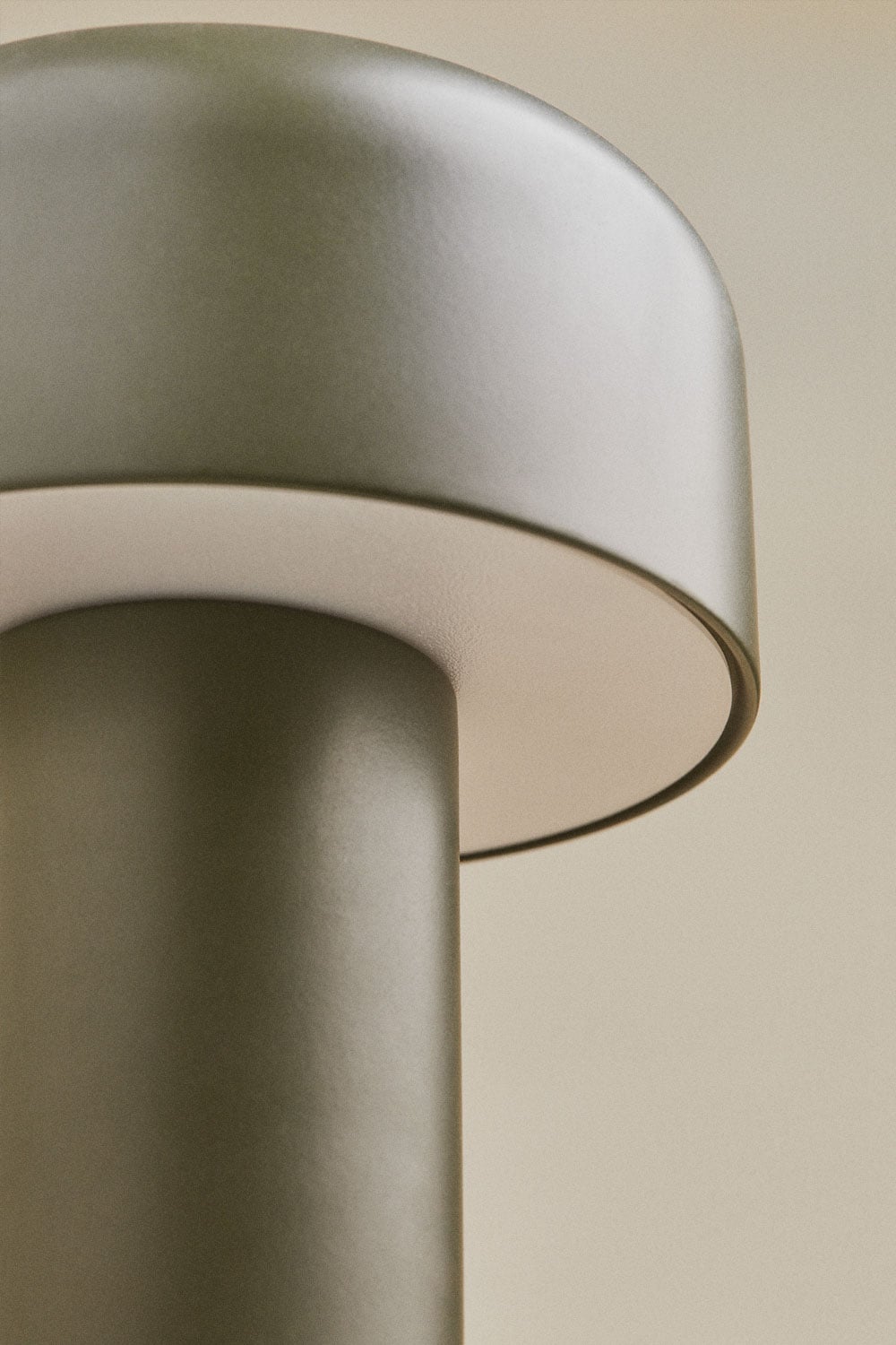 Bezprzewodowa lampa stołowa LED z żelaza Loentia, obrazek w galerii 4
